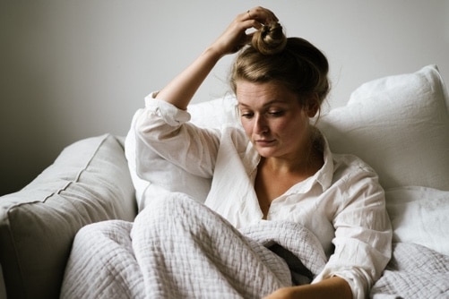 Eine Frau auf der Couch ist einsam in der Ehe