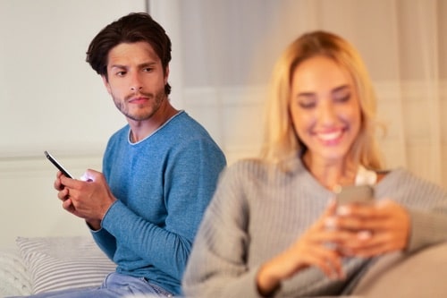 Phasen einer Affäre: Mann beobachtet Frau beim Texten